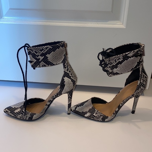 Snake Print Anna Michelle Heels Adjustable Ankle Pointed Toe Size 6 EUC No Box - Picture 2 of 5